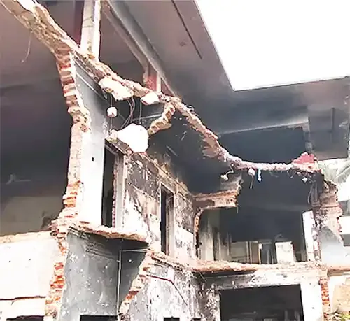 ধানমণ্ডির ৩২  নম্বরে ভাঙা  ভবনে ভাঙচুর